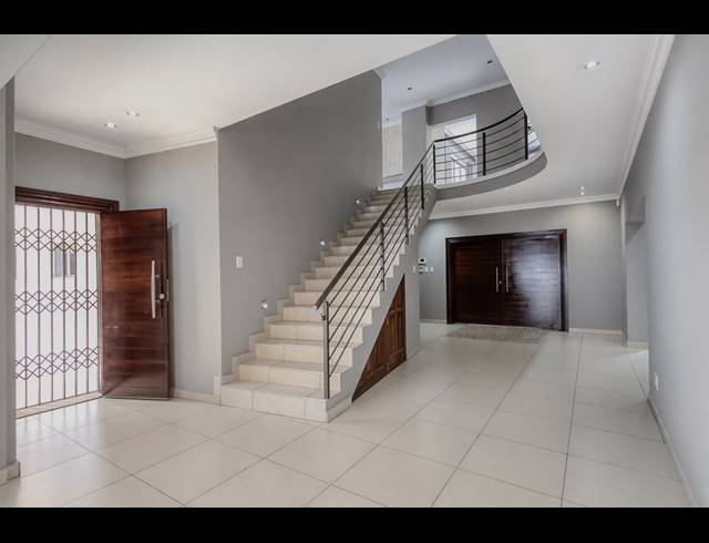6 BEDROOM FREEHOLD FOR SALE IN BRYANSTON